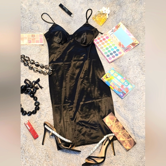 Beautiful black satin dress size Medium. - Picture 4 of 4